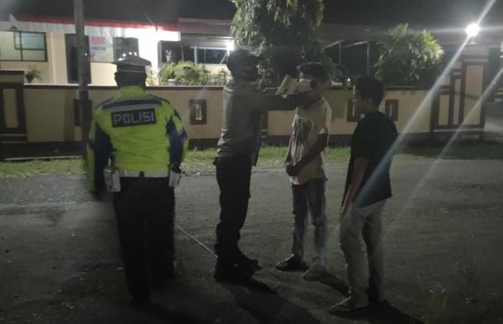 Dukung Program Pemerintah Bhabinkamtibmas Amankan Giat Vaksinasi di Puskesmas