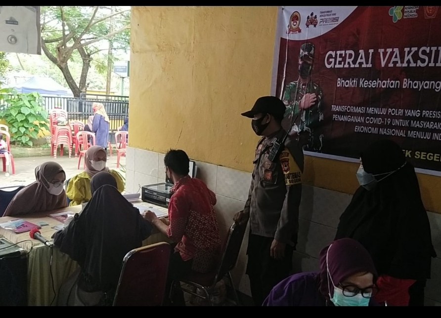 Dukung Program Pemerintah Bhabinkamtibmas Amankan Giat Vaksinasi di Puskesmas