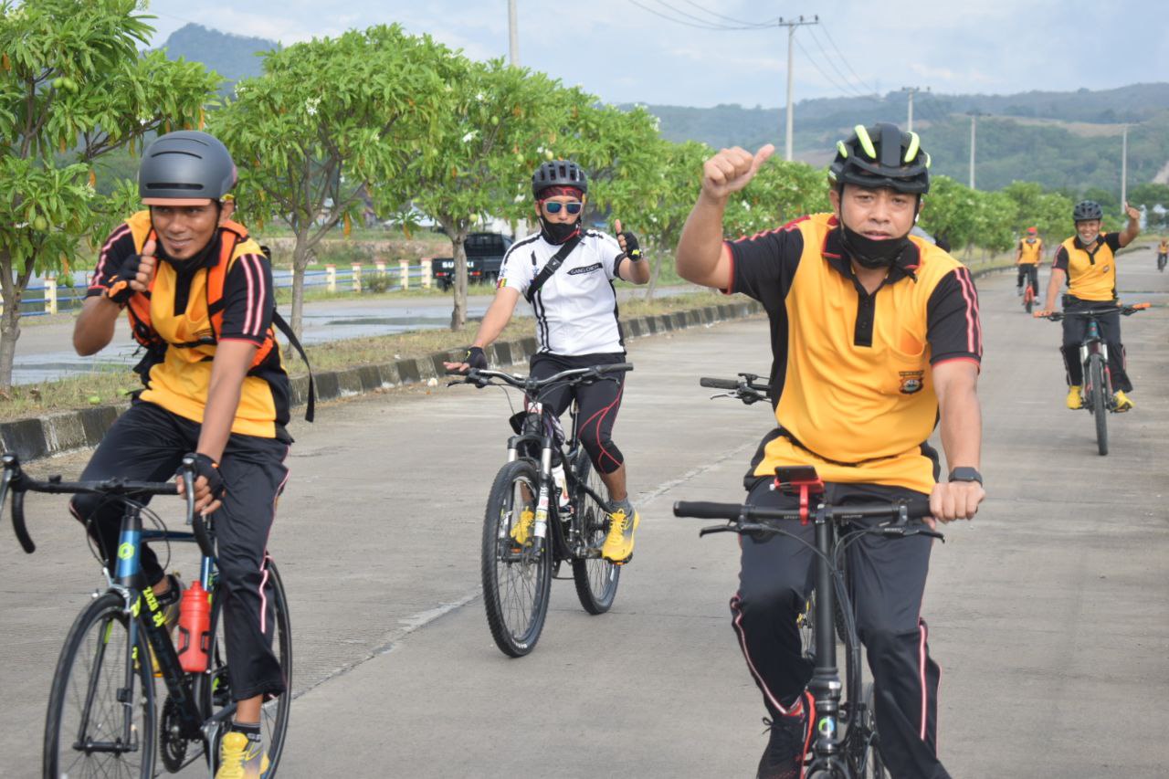 Olahraga Itu Sehat, Kapolres Sidrap Gowes Bareng Anggota