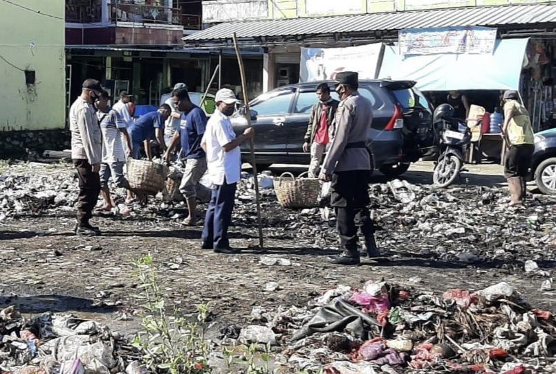 Kapolsek Segeri Himbau Protokol Kesehatan di Pasar Tradisional Segeri