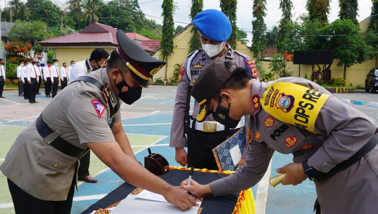 Kapolres Luwu Timur Pimpin Upacara Serah Terima Jabatan Kasat Lantas Dan Kapolsek Nuha