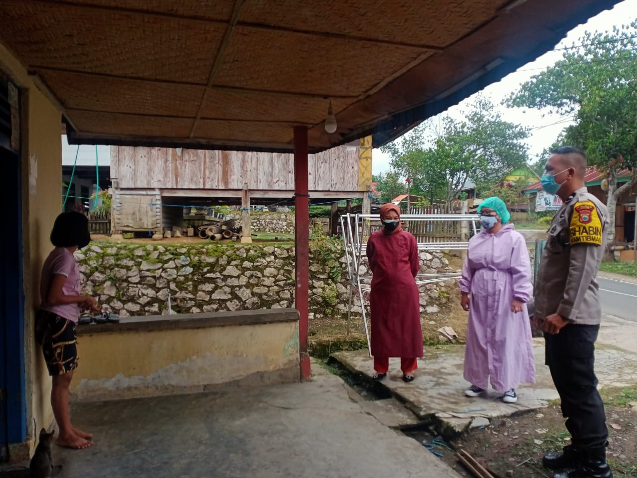 Bhabinkamtibmas Melakukan Tracing bersama Nakes PKM Makale di Kelurahan Batupapan