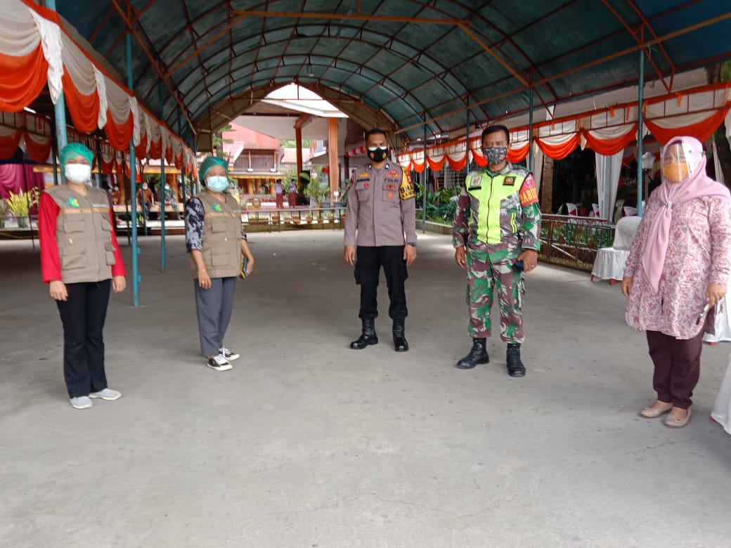 Bhabinkamtibmas Melakukan Tracing bersama Nakes PKM Makale di Kelurahan Batupapan