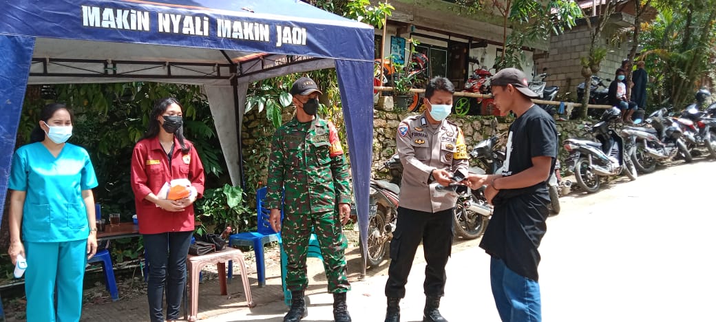 Bhabinkamtibmas Melakukan Tracing bersama Nakes PKM Makale di Kelurahan Batupapan