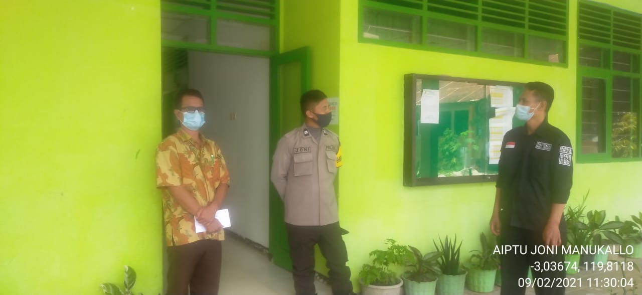 Bhabinkamtibmas Melakukan Tracing bersama Nakes PKM Makale di Kelurahan Batupapan