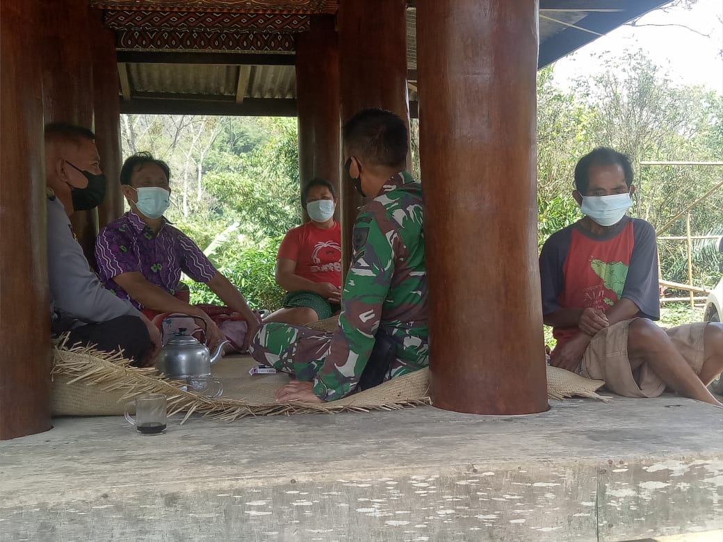 Bhabinkamtibmas Melakukan Tracing bersama Babinsa dan Nakes PKM Makale
