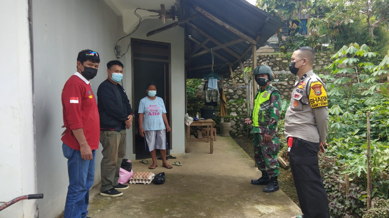 Bhabinkamtibmas Melakukan Tracing bersama Babinsa dan Nakes PKM Makale