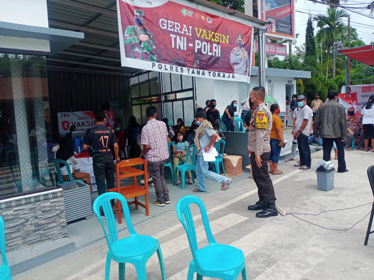 Bhabinkamtibmas Melakukan Tracing bersama Babinsa dan Nakes PKM Makale