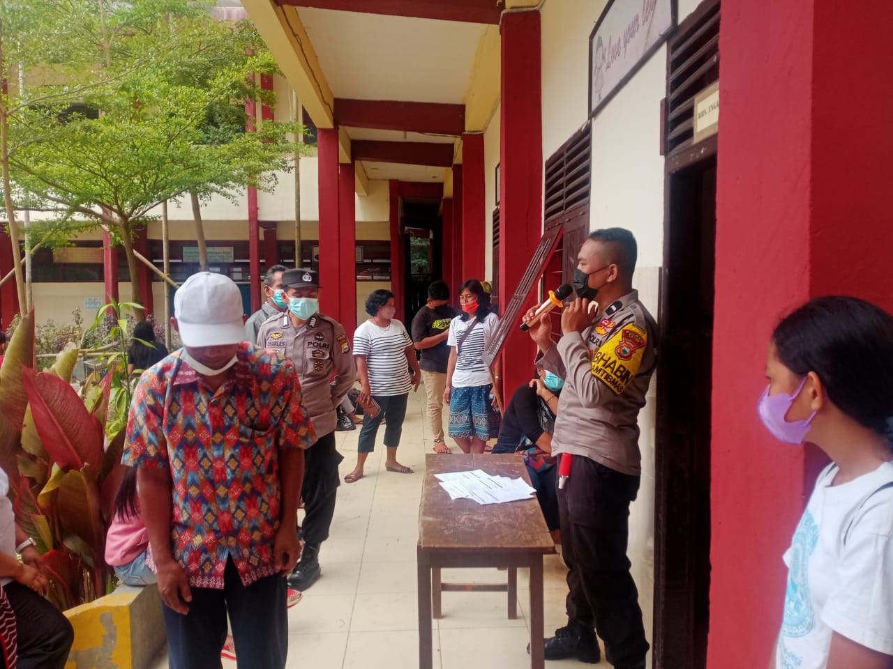 Bhabinkamtibmas Melakukan Tracing bersama Babinsa dan Nakes PKM Makale