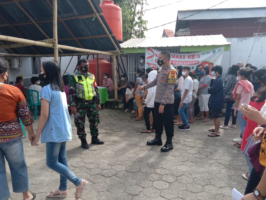 Bhabinkamtibmas Melakukan Tracing bersama Nakes PKM Makale di Kelurahan Batupapan