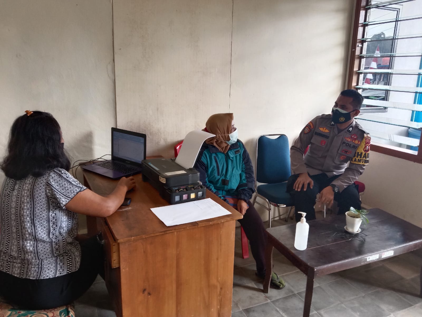 Bhabinkamtibmas Melakukan Tracing bersama Babinsa dan Nakes PKM Makale