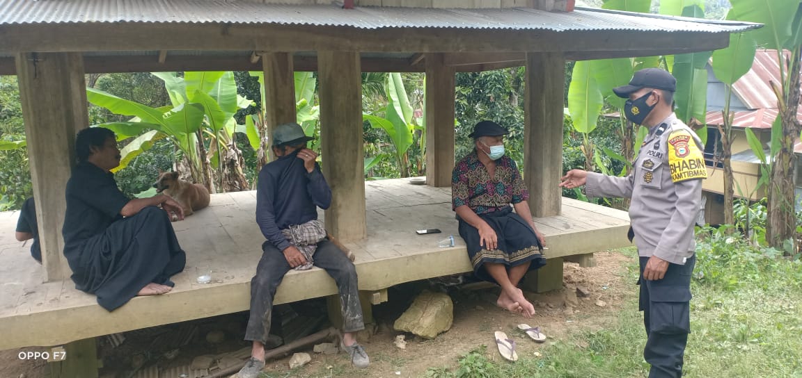 Bhabinkamtibmas Melakukan Tracing bersama Babinsa dan Nakes PKM Makale