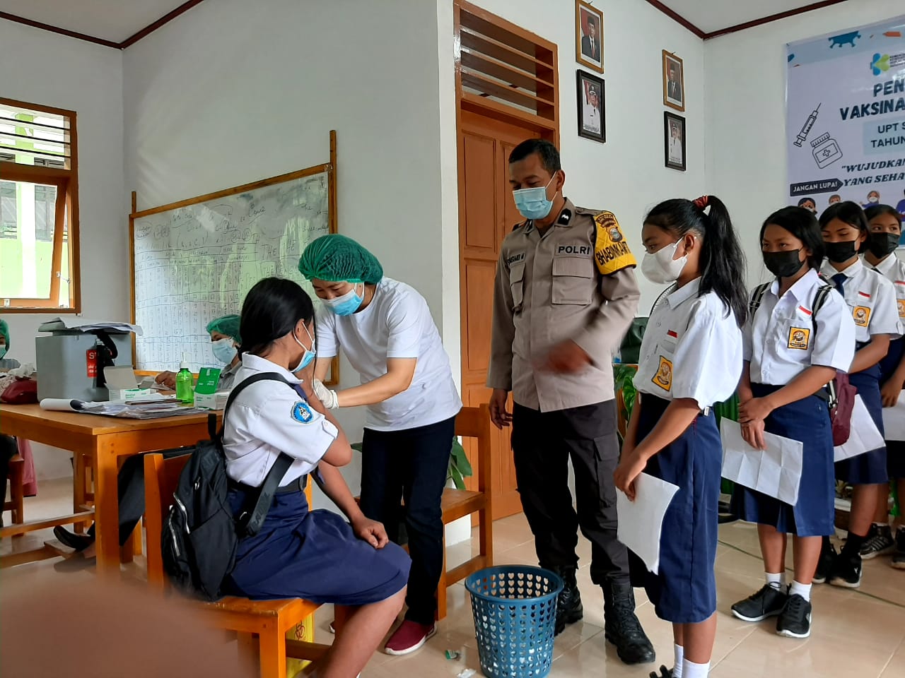 Bhabinkamtibmas Melakukan Tracing bersama Babinsa dan Nakes PKM Makale