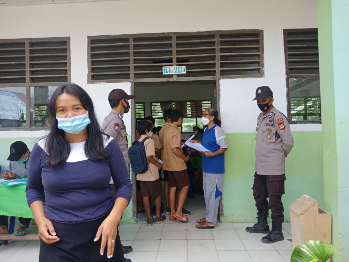 Bhabinkamtibmas Melakukan Tracing bersama Babinsa dan Nakes PKM Makale