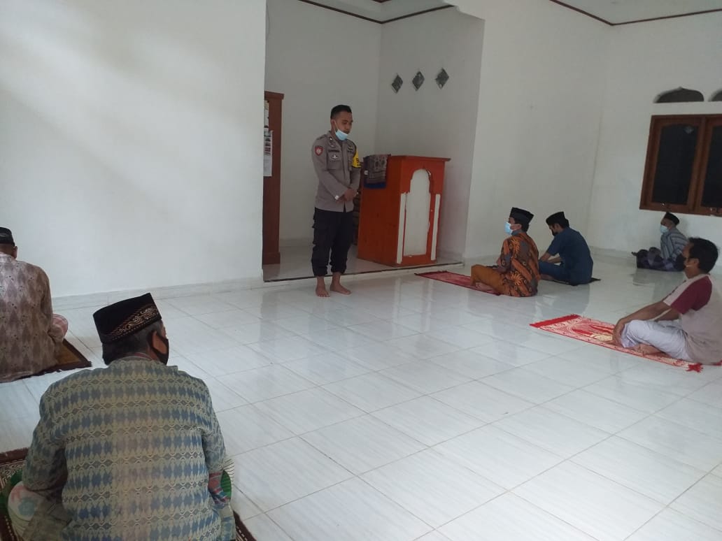 Bhabinkamtibmas Melakukan Tracing bersama Babinsa dan Nakes PKM Makale