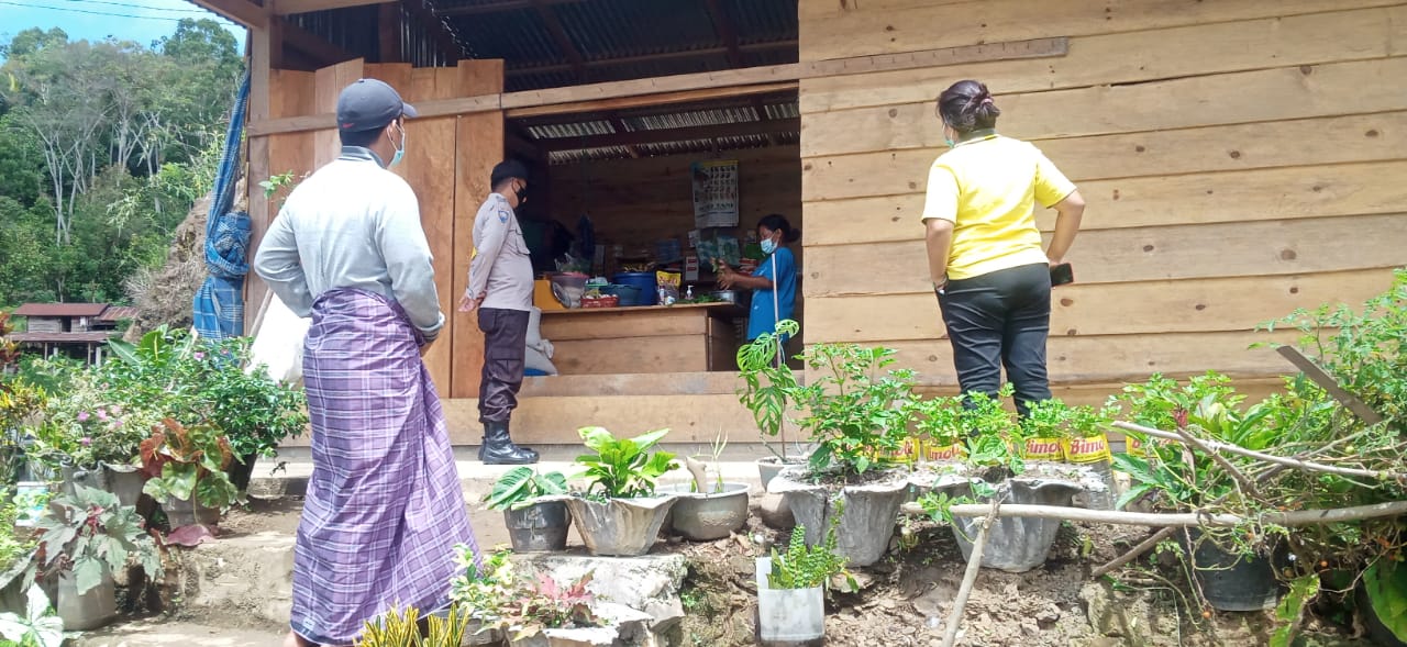 Bhabinkamtibmas Melakukan Tracing bersama Babinsa dan Nakes PKM Makale