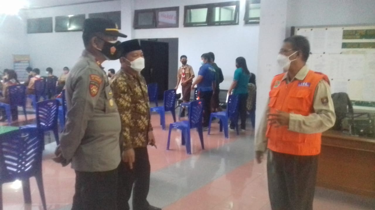 Bhabinkamtibmas Melakukan Tracing bersama Babinsa dan Nakes PKM Makale