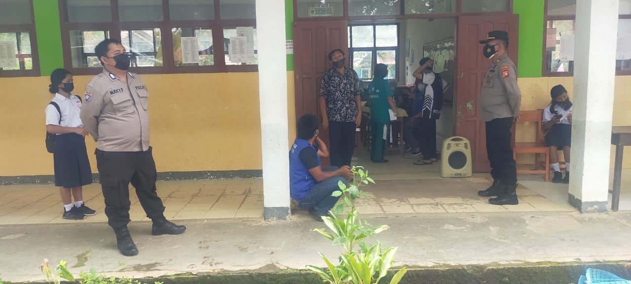 Bhabinkamtibmas Melakukan Tracing bersama Babinsa dan Nakes PKM Makale
