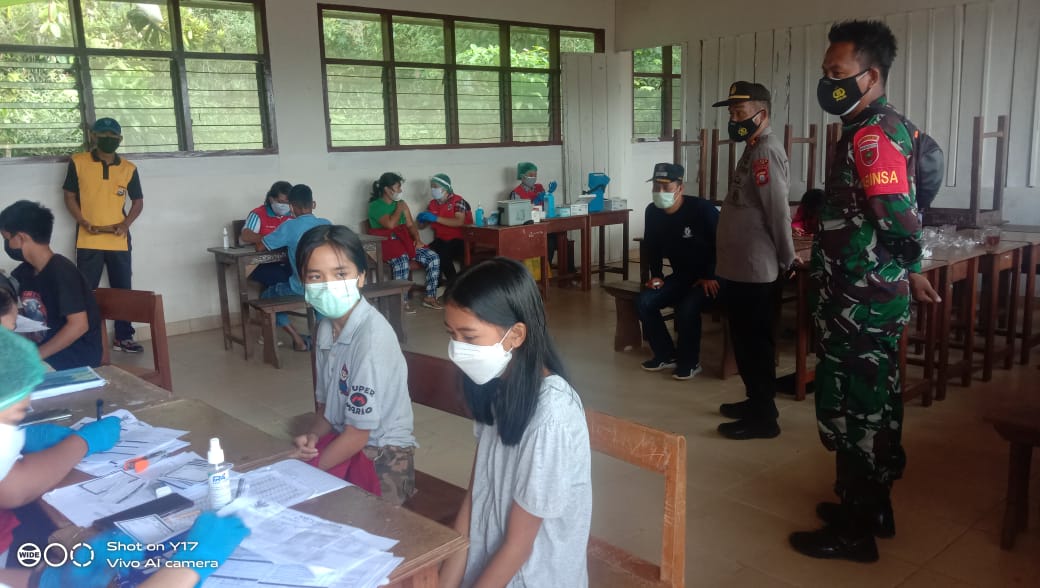 Bhabinkamtibmas Melakukan Tracing bersama Babinsa dan Nakes PKM Makale