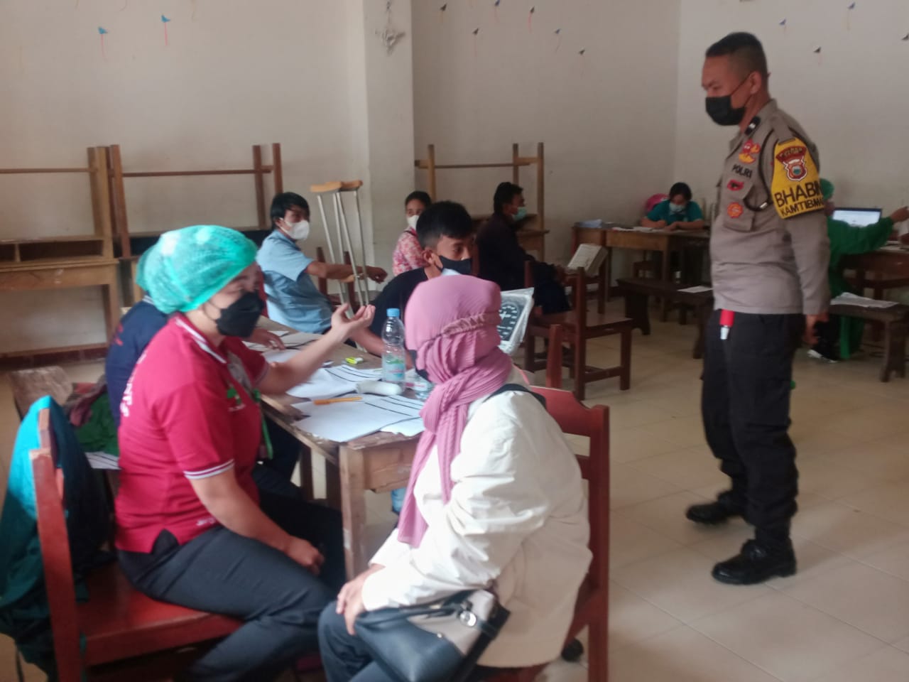 Bhabinkamtibmas Melakukan Tracing bersama Babinsa dan Nakes PKM Makale