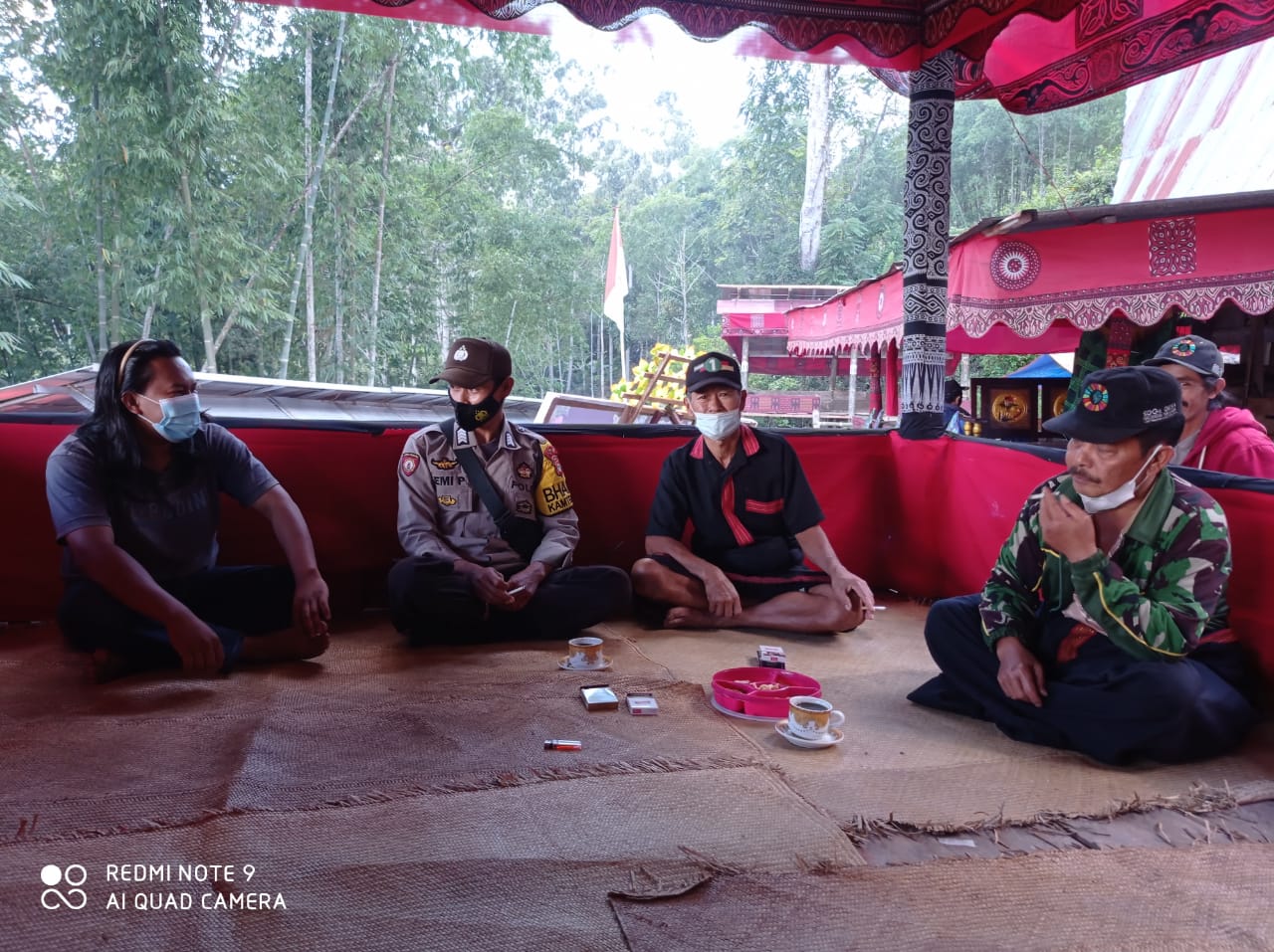 Bhabinkamtibmas edukasi penerapan protokol kesehatan Pada Rambu Solo’