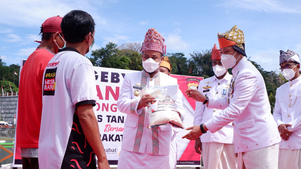 Gebyar Bansos Gotong Royong Polres Tana Toraja Salurkan 1000 Sak Beras