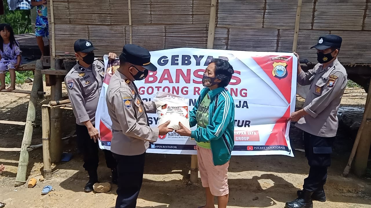 Kapolsek Mengkendek bersama personil Menyalurkan bansos di Gandasil