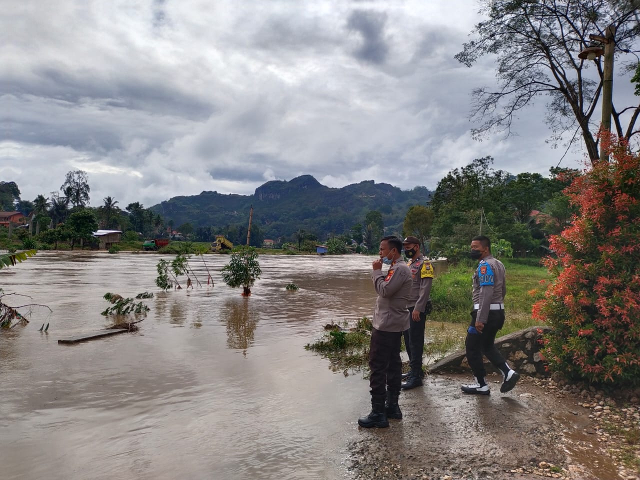 Bhabikamtibmas Polsek Sangalla Sambangi gereja wilaya sangalla