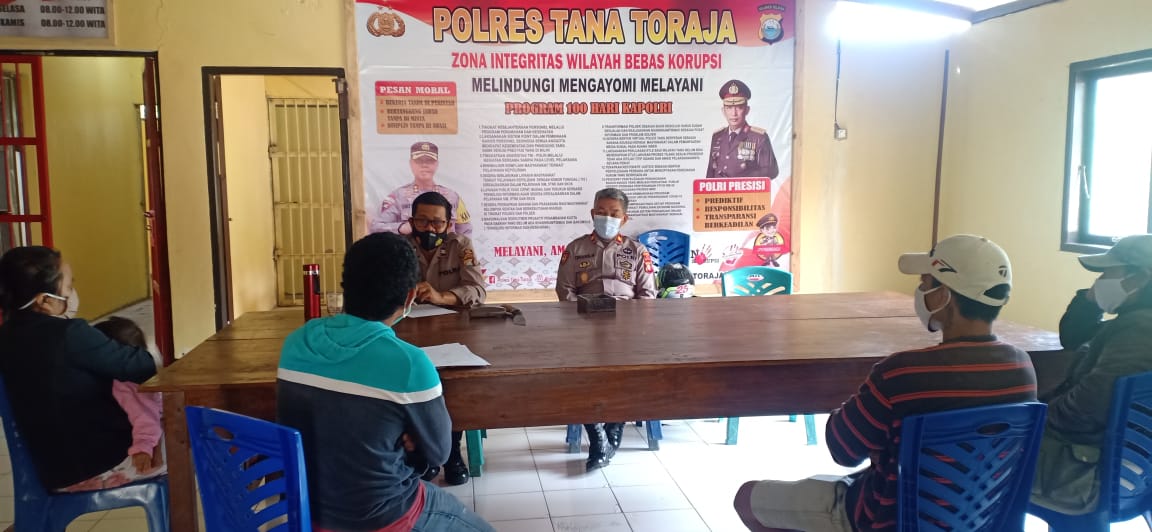 Bhabinkamtibmas Polsek Makale Himbauan Protocol Kesehatan Di Acara Rambu Tuka