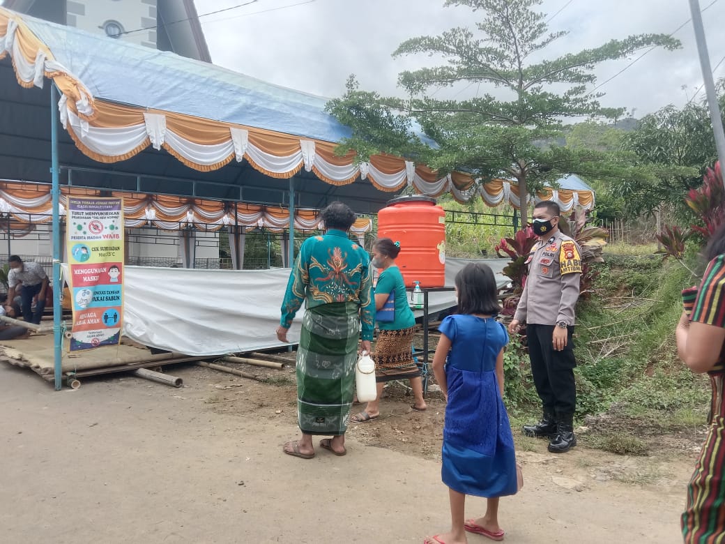 Bhabinkamtibmas Polsek Makale Himbauan Protocol Kesehatan Di Acara Rambu Tuka