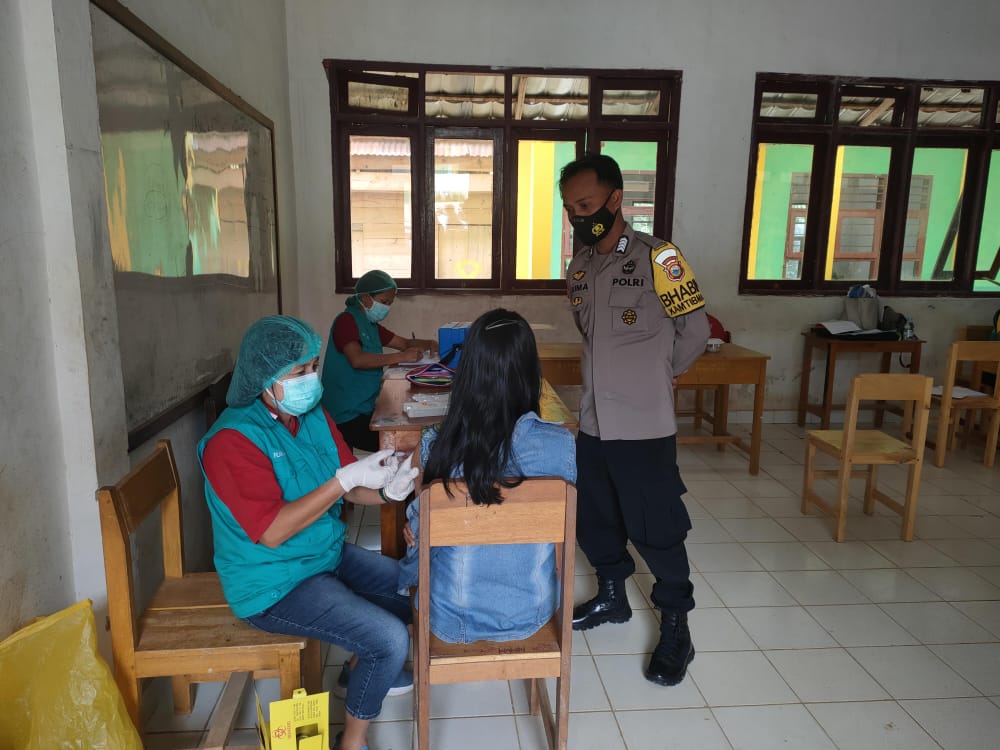 Bhabinkamtibmas Polsek Makale Himbauan Protocol Kesehatan Di Acara Rambu Tuka