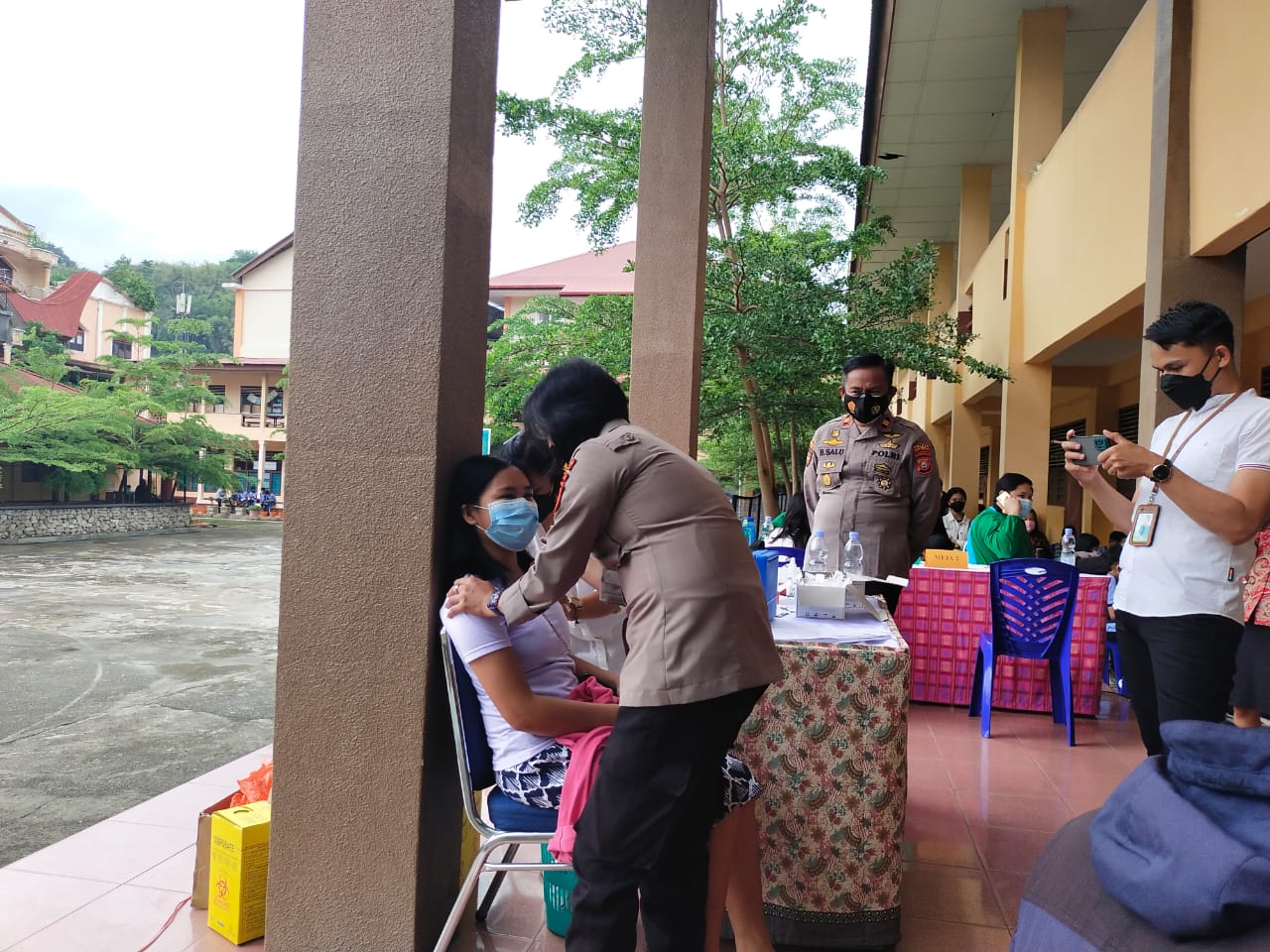 Bhabinkamtibmas Polsek Makale Himbauan Protocol Kesehatan Di Acara Rambu Tuka