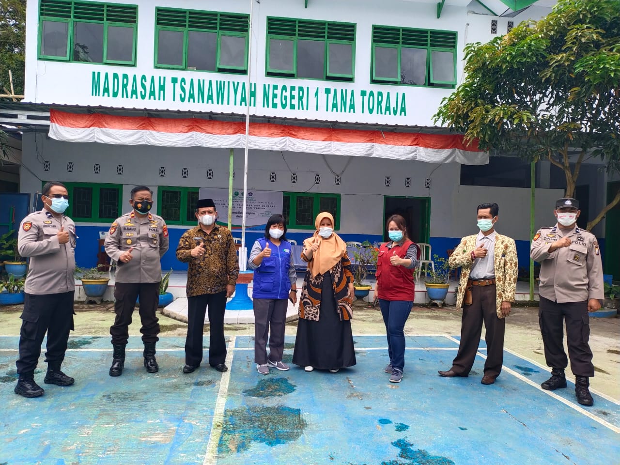 Bhabinkamtibmas Polsek Makale Himbauan Protocol Kesehatan Di Acara Rambu Tuka