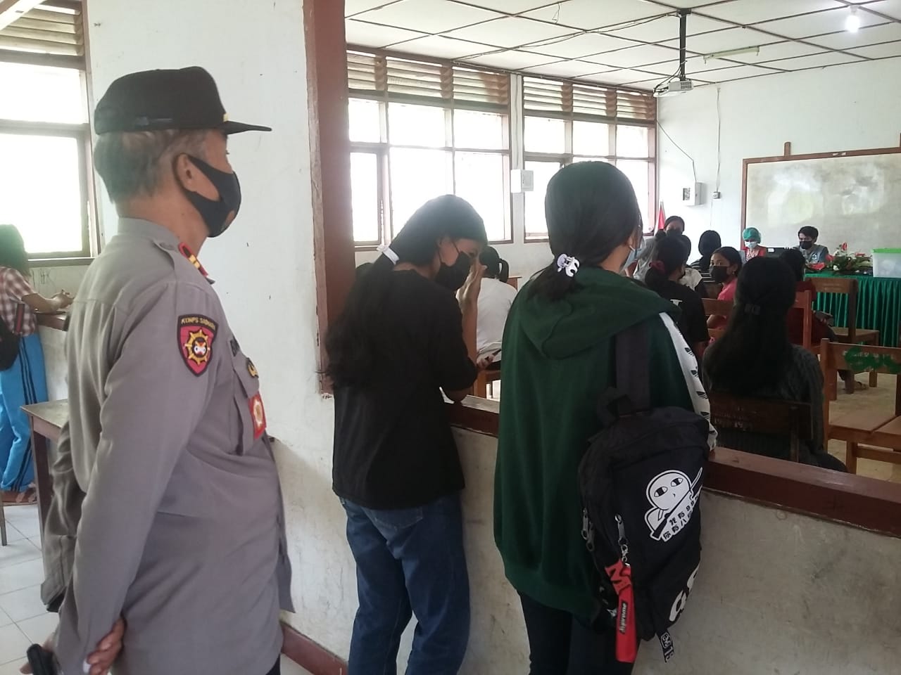Bhabinkamtibmas Polsek Makale Himbauan Protocol Kesehatan Di Acara Rambu Tuka