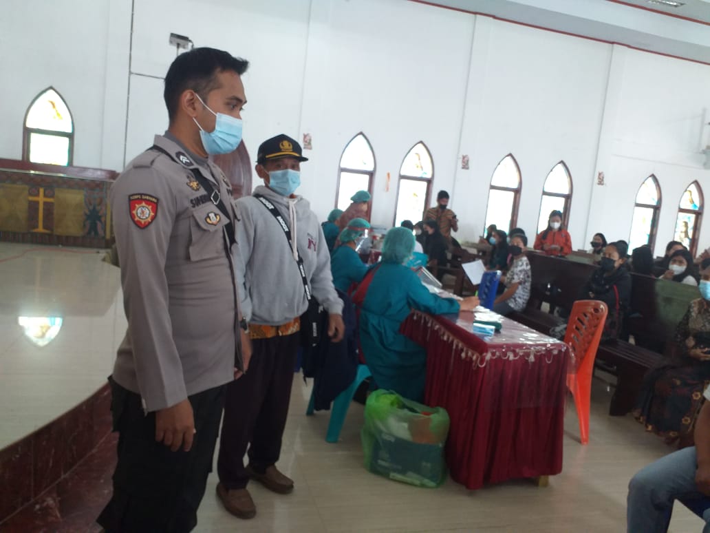 Bhabinkamtibmas Polsek Makale Himbauan Protocol Kesehatan Di Acara Rambu Tuka