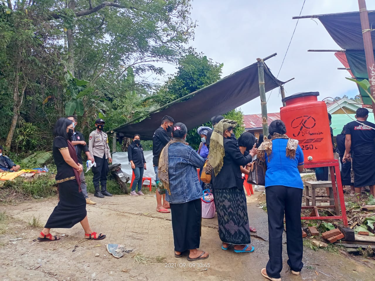 Bhabinkamtibmas Polsek Makale Himbauan Protocol Kesehatan Di Acara Rambu Tuka