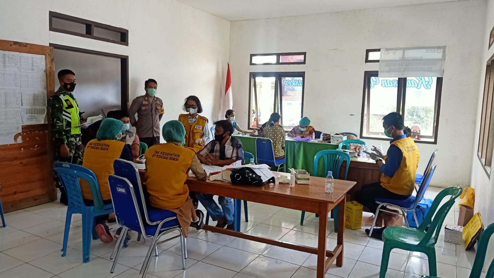 Bhabinkamtibmas Polsek Makale Himbauan Protocol Kesehatan Di Acara Rambu Tuka