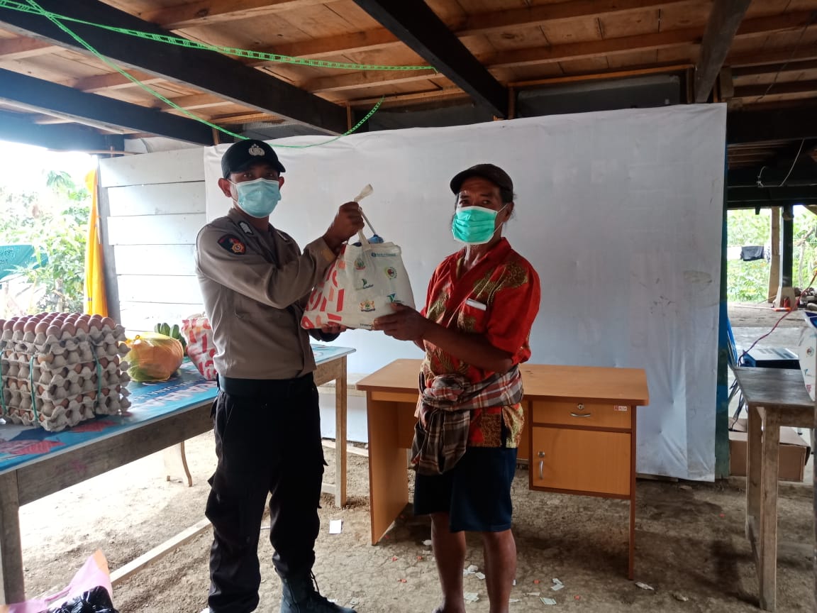 Bhabinkamtibmas Polsek Makale Himbauan Protocol Kesehatan Di Acara Rambu Tuka