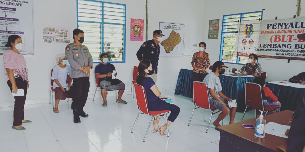 Bhabinkamtibmas Polsek Makale Himbauan Protocol Kesehatan Di Acara Rambu Tuka