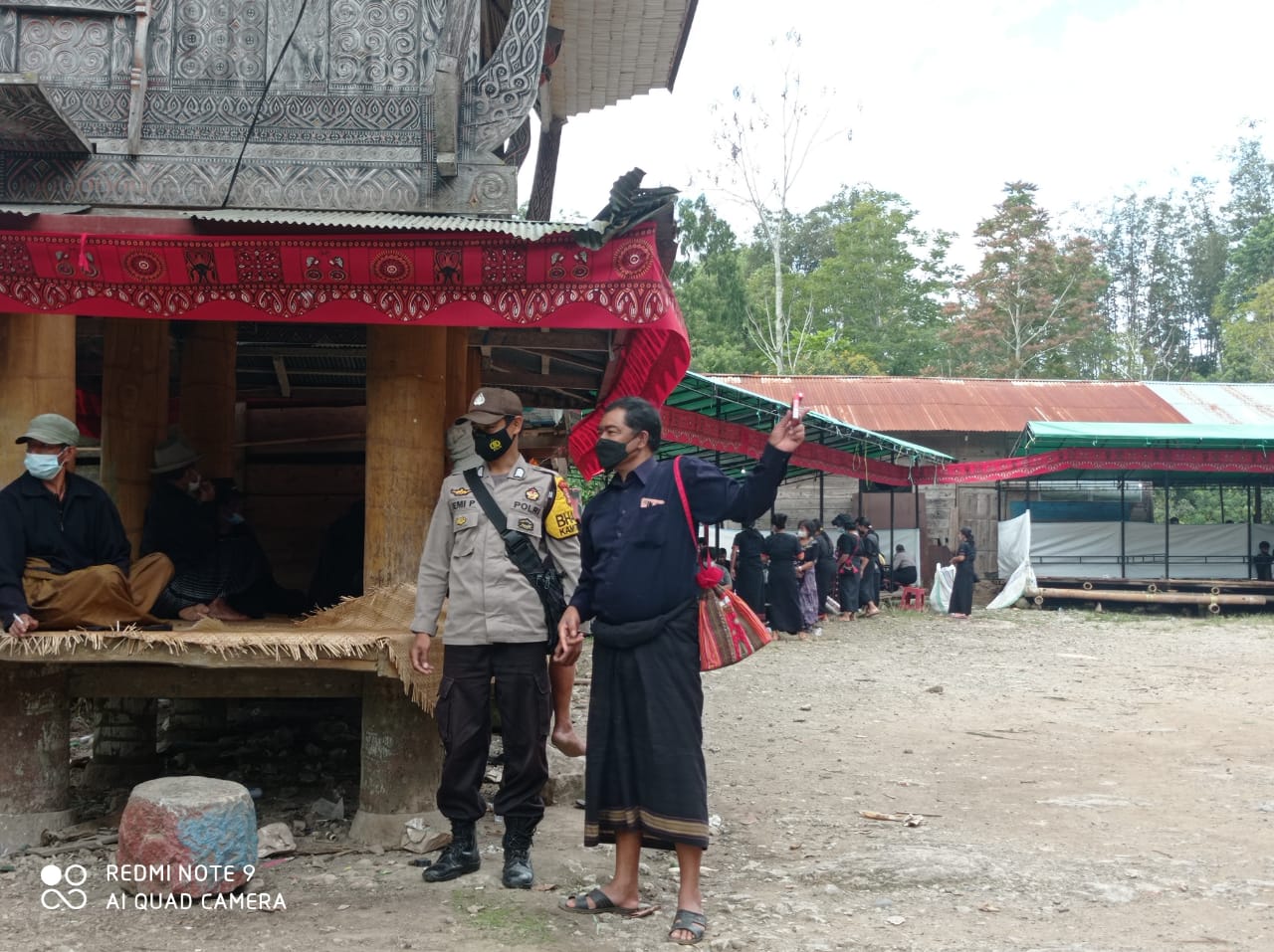 Bhabinkamtibmas Polsek Makale Himbauan Protocol Kesehatan Di Acara Rambu Tuka