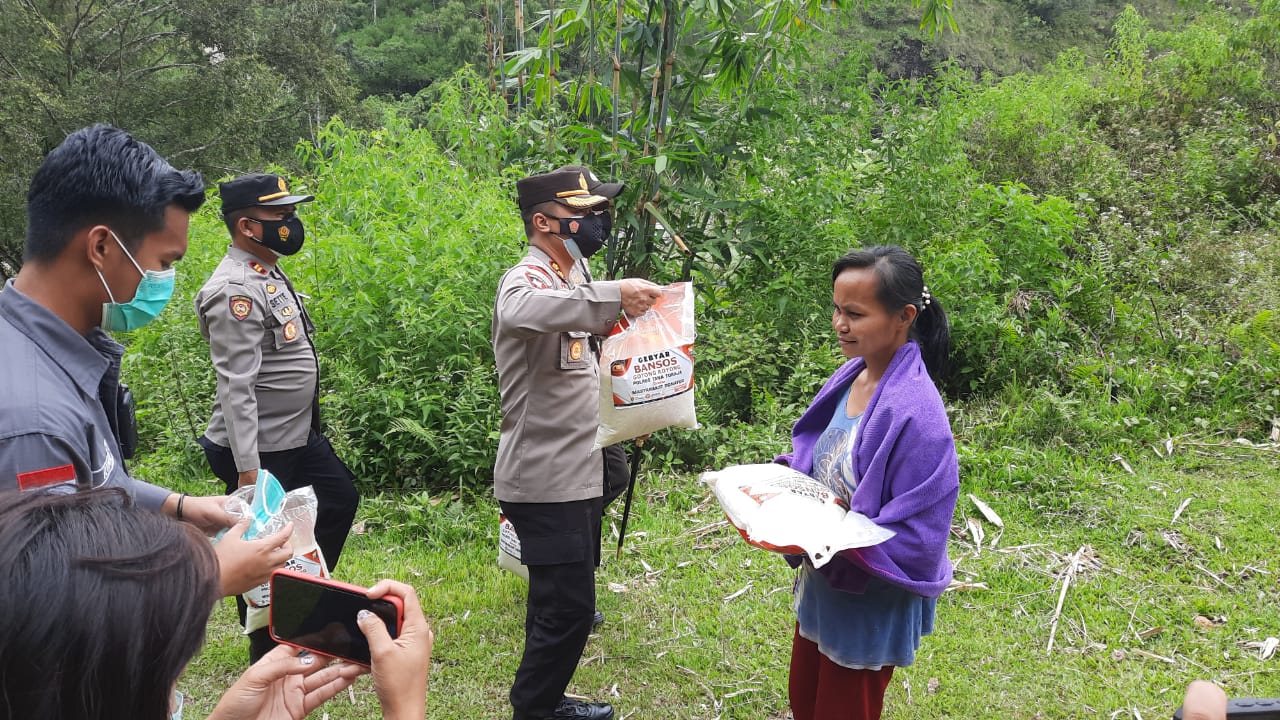 Bhabinkamtibmas Polsek Makale Himbauan Protocol Kesehatan Di Acara Rambu Tuka