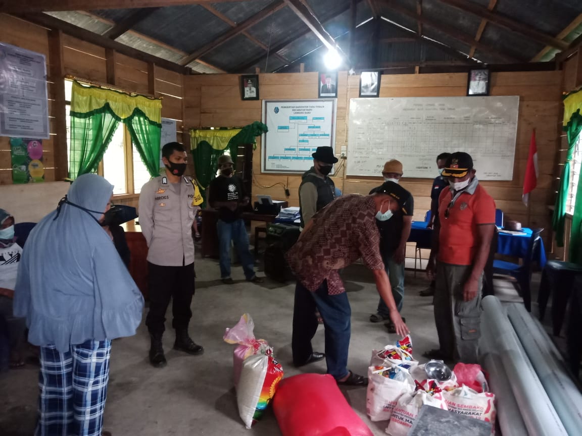 Bhabinkamtibmas Polsek Makale Himbauan Protocol Kesehatan Di Acara Rambu Tuka