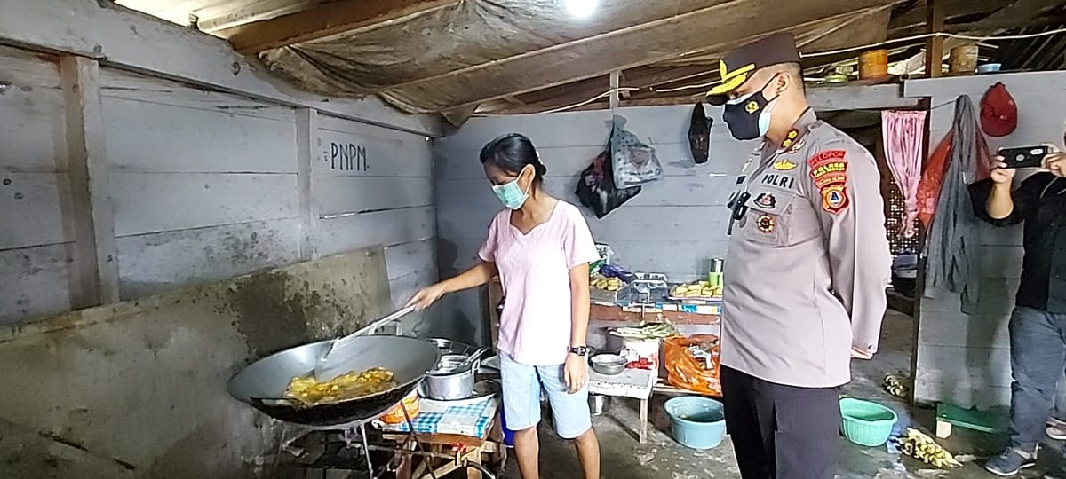 Bhabinkamtibmas Polsek Makale Himbauan Protocol Kesehatan Di Acara Rambu Tuka