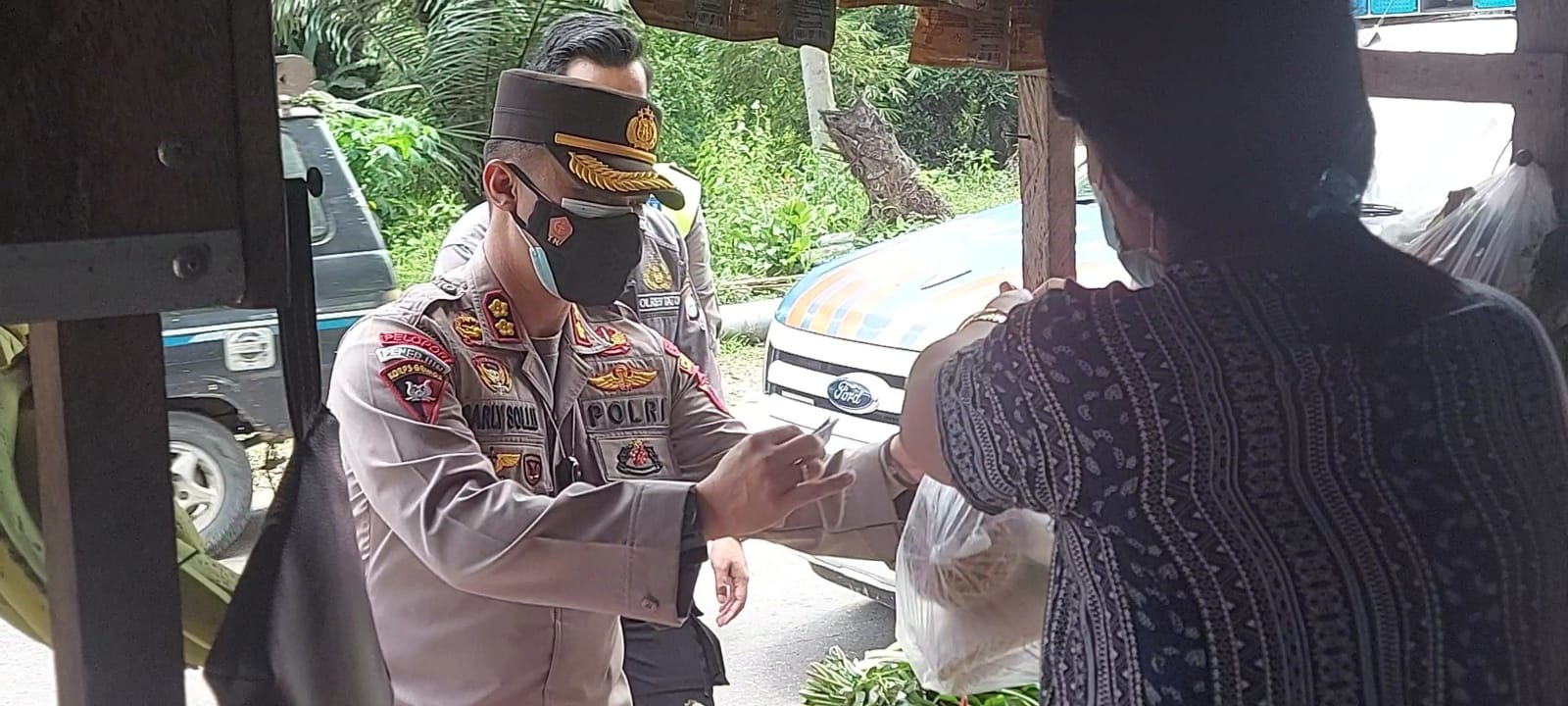 Bhabinkamtibmas Polsek Makale Himbauan Protocol Kesehatan Di Acara Rambu Tuka