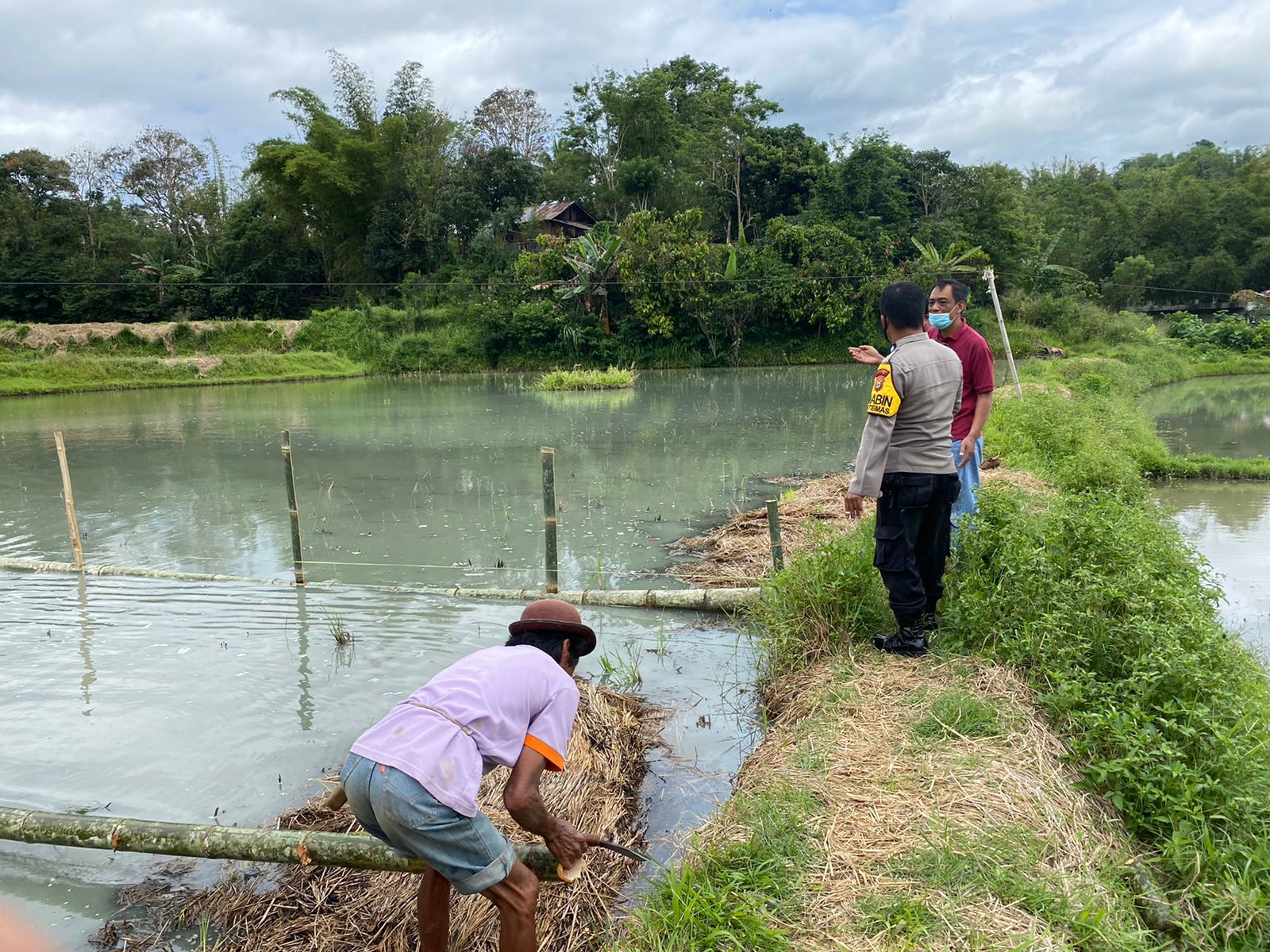 Bhabinkamtibmas Polsek Makale melakukan Pengamanan pembagian Sawah warisan