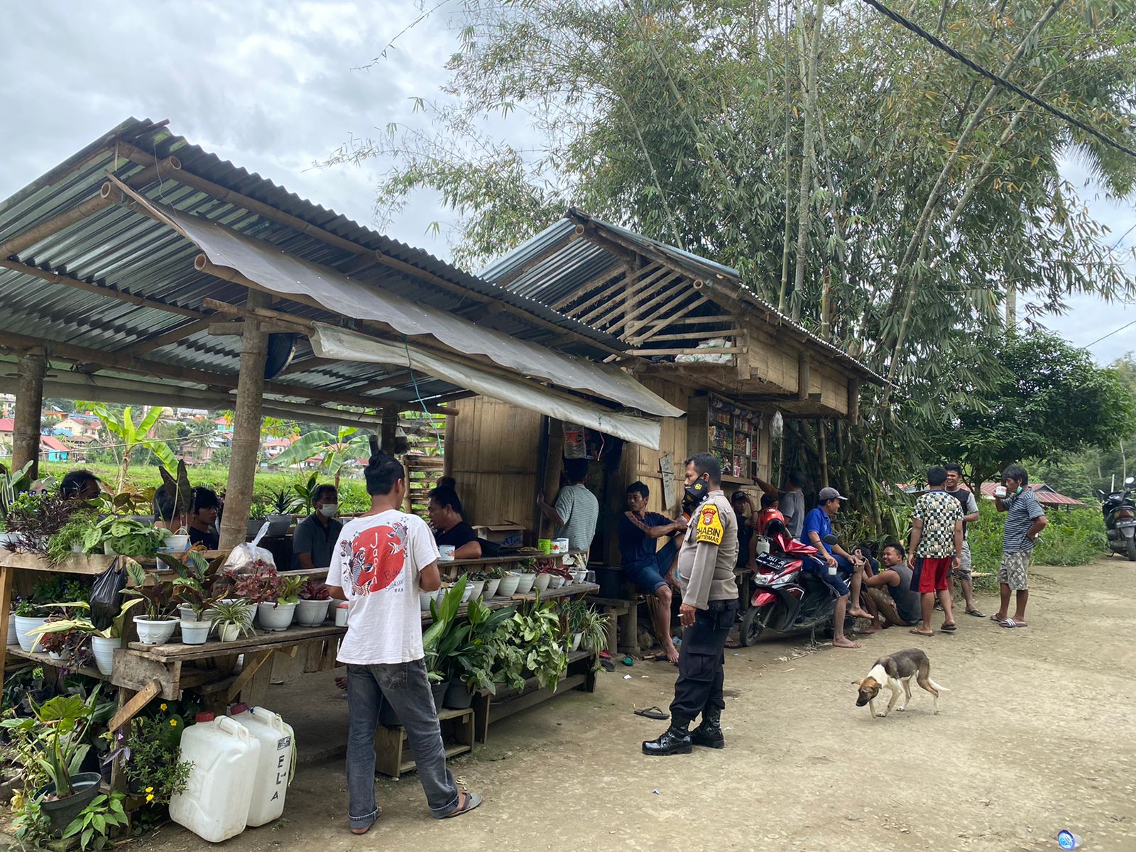 Bhabinkamtibmas Polsek Makale melakukan Pengamanan pembagian Sawah warisan