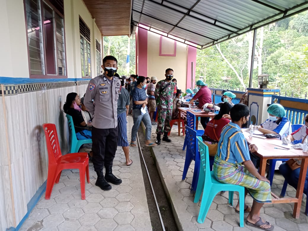 Bhabinkamtibmas Polsek Saluputti Intensif Sambangi wilayah binaan