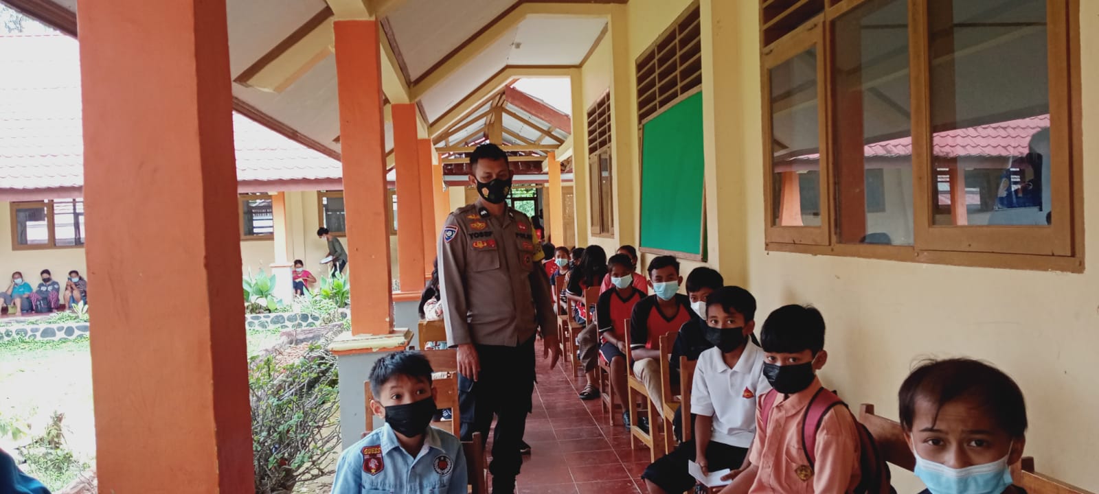 Bhabinkamtibmas Polsek Saluputti Intensif Sambangi wilayah binaan