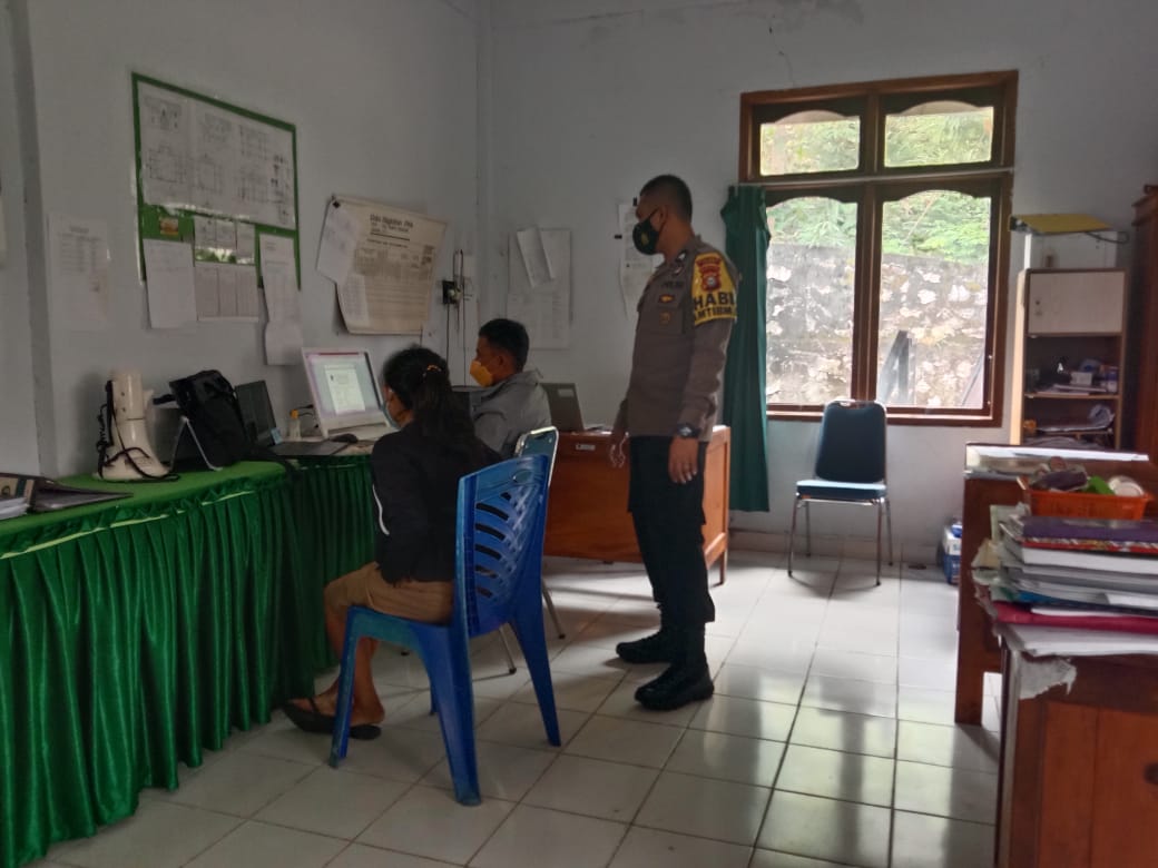 Bhabinkamtibmas Polsek Makale melakukan DDS di kantor Lurah Pantan