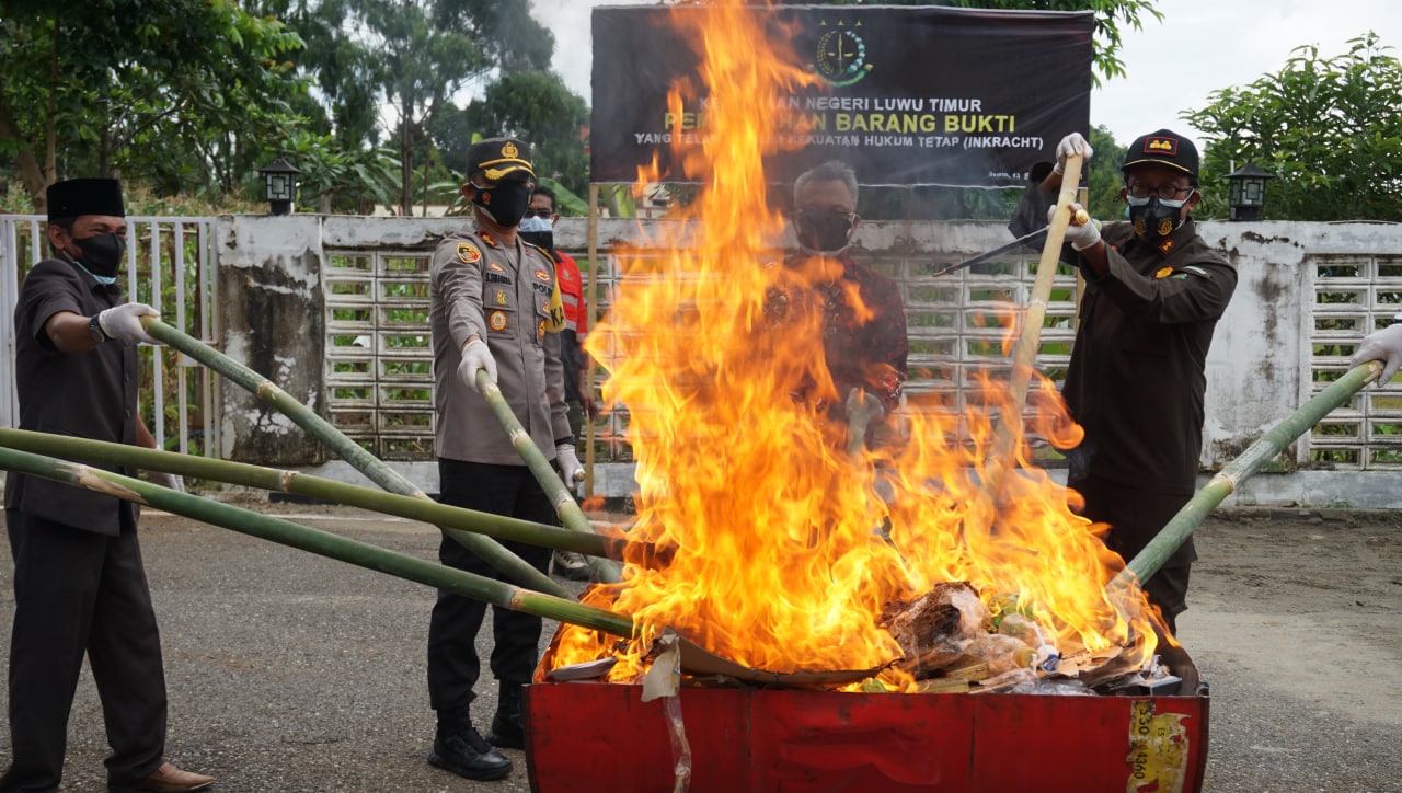 Kapolres Luwu Timur Hadiri Pemusnahan Barang Bukti Dikantor Kejaksaan Negeri Luwu Timur